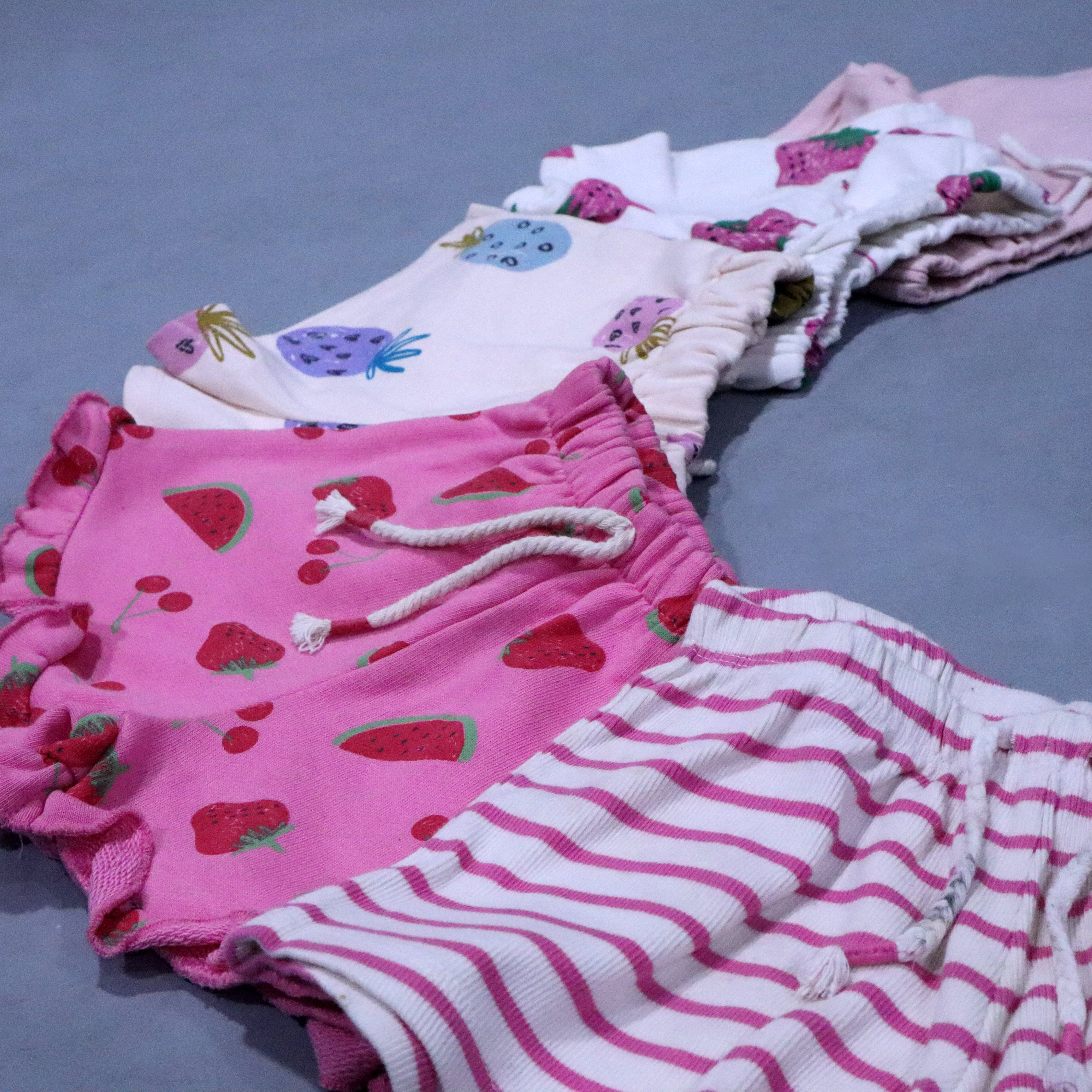 PACK OF 2 SUMMER SHORTS ( MINOR DEFECTED )