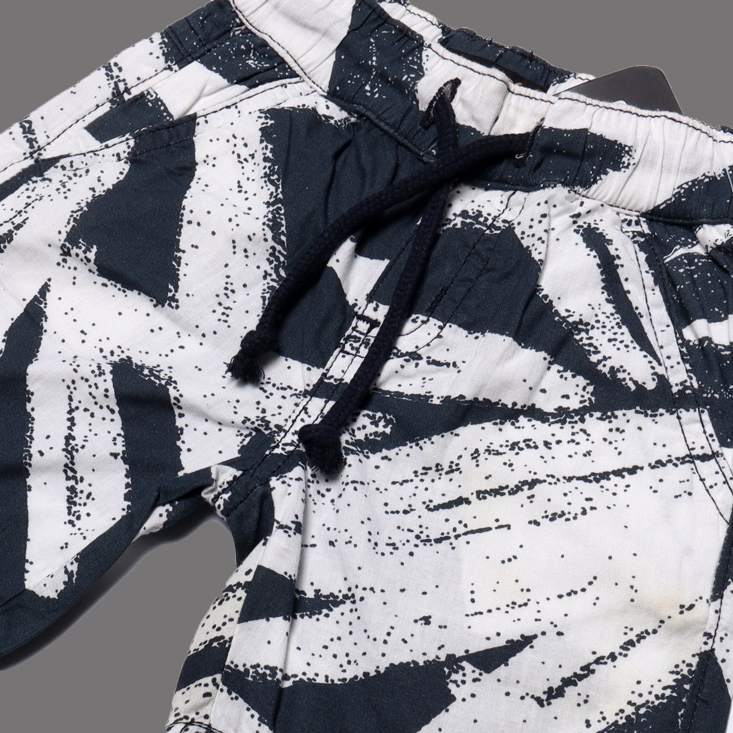 WHITE WITH BLUE PATTERN COTTON SHORT FOR BOYS Secondary image